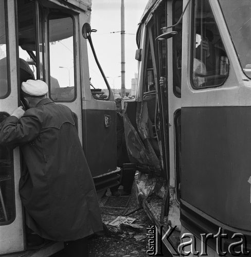 1968, Warszawa, Polska.
Kraksa tramwajowa na Placu Zawiszy.
Fot. Jarosław Tarań, zbiory Ośrodka KARTA
