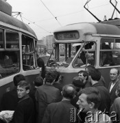 1968, Warszawa, Polska.
Kraksa tramwajowa na Placu Zawiszy, z prawej tramwaj linii 24.
Fot. Jarosław Tarań, zbiory Ośrodka KARTA