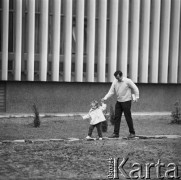 1968, Warszawa, Polska.
Ojciec z córeczką obok budynku PSL-u przy ulicy Grzybowskiej.
Fot. Jarosław Tarań, zbiory Ośrodka KARTA