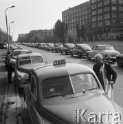 1968, Warszawa, Polska.
Postój taksówek na jednej warszawskich ulic.
Fot. Jarosław Tarań, zbiory Ośrodka KARTA