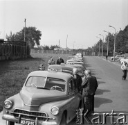 1968, Warszawa, Polska.
Postój taksówek na jednej warszawskich ulic.
Fot. Jarosław Tarań, zbiory Ośrodka KARTA