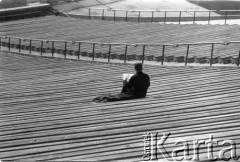 04.04.1963, Warszawa, Polska.
Samotny czytelnik na pustym Stadionie X-lecia.
Fot. Jarosław Tarań, zbiory Ośrodka KARTA [63-05]


