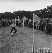 1968, Warszawa, Polska.
Festyn dziecięcy w parku Skaryszewskim, slalom z piłką.
Fot. Jarosław Tarań, zbiory Ośrodka KARTA