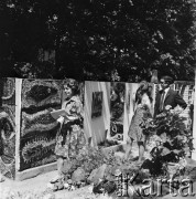 1968, Polska.
Wystawa prac ceramicznych Leszka Nowosielskiego, zwiedzający na spacerze w ogrodzie między instalacjami. 
Fot. Jarosław Tarań, zbiory Ośrodka KARTA
