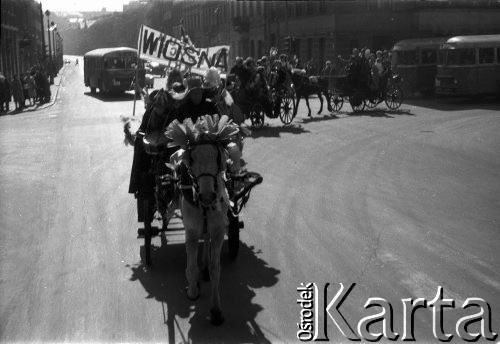 24.03.1963, Warszawa, Polska.
Zabawa na powitanie wiosny.
Fot. Jarosław Tarań, zbiory Ośrodka KARTA [63-02]

