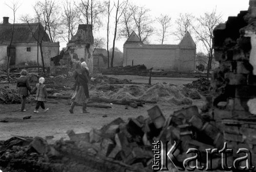 03.05.1963, Polska.
Spalona wieś.
Fot. Jarosław Tarań, zbiory Ośrodka KARTA [63-14]

