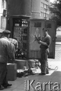 Czerwiec 1963, Warszawa, Polska.
Naprawa sieci telefonicznej.
Fot. Jarosław Tarań, zbiory Ośrodka KARTA [63-33]

