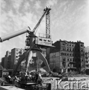 1968, Waszawa, Polska.
Plac budowy w centrum Warszawy, pracujący dźwig, w tle stare kamienice.
Fot. Jarosław Tarań, zbiory Ośrodka KARTA