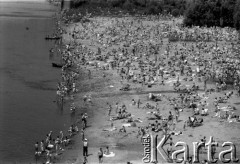 26.05.1963, Warszawa, Polska.
Zatłoczona plaża nad Wisłą.
Fot. Jarosław Tarań, zbiory Ośrodka KARTA [63-36]

