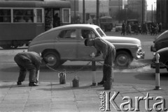 18.04.1963, Warszawa, Polska.
Malowanie słupków ulicznych.
Fot. Jarosław Tarań, zbiory Ośrodka KARTA [63-07]

