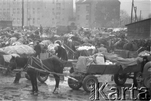 07.03.1963, Warszawa, Polska.
Bazar przy ul. Banacha na Ochocie.
Fot. Jarosław Tarań, zbiory Ośrodka KARTA [63-11]

