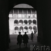 1968, Kraków, Polska.
Widok z bramy na dziedziniec Wawelu.
Fot. Jarosław Tarań, zbiory Ośrodka KARTA