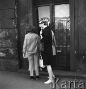1968, Kraków, Polska.
Kobiety stojące przed drzwiami kamienicy.
Fot. Jarosław Tarań, zbiory Ośrodka KARTA