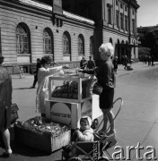 1968, Kraków, Polska.
Kobieta z dzieckiem kupująca obwarzanki na stoisku pod Dworcem Głównym w Krakowie.
Fot. Jarosław Tarań, zbiory Ośrodka KARTA