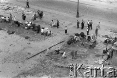 Czerwiec 1963, Warszawa, Polska.
Handel w ruinach.
Fot. Jarosław Tarań, zbiory Ośrodka KARTA [63-33]

