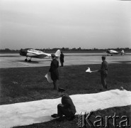 1968, Polska.
Ogólnopolski Rajd Samolotowy. Samoloty na pasie startowym.
Fot. Jarosław Tarań, zbiory Ośrodka KARTA