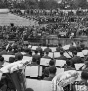 01.05.1968, Warszawa, Polska.
Widownia zgromadzona na koncercie orkiestry dętej w 
