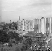 1968, Katowice, Polska.
Widok na budynki mieszkalne w centrum Katowic, w tle kopalnia węgla kamiennego.
Fot. Jarosław Tarań, zbiory Ośrodka KARTA