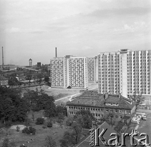 1968, Katowice, Polska.
Widok na budynki mieszkalne w centrum Katowic, w tle kopalnia węgla kamiennego.
Fot. Jarosław Tarań, zbiory Ośrodka KARTA