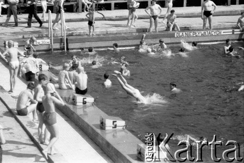 15.05.1963, Warszawa, Polska.
Początek sezonu kąpielowego na basenie 