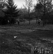 Październik 1968, Warszawa, Polska. 
Jesień. Sprzątanie parku.
Fot. Jarosław Tarań, zbiory Ośrodka KARTA
