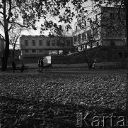 Październik 1968, Warszawa, Polska. 
Jesień. Kobiety idące przez park.
Fot. Jarosław Tarań, zbiory Ośrodka KARTA
