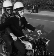 Październik 1968, Warszawa, Polska. 
Instruktor i uczeń na motocyklu w czasie lekcji nauki jazdy.
Fot. Jarosław Tarań, zbiory Ośrodka KARTA