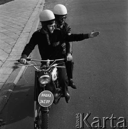 Październik 1968, Warszawa, Polska. 
Instruktor i uczeń na motocyklu w czasie lekcji nauki jazdy.
Fot. Jarosław Tarań, zbiory Ośrodka KARTA