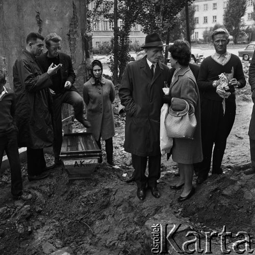 18.09.1968, Warszawa, Polska.
Ekshumacja powstańczego grobu żołnierza AK - Kompanii Harceskiej Batalionu 