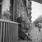 12.07.1963, Warszawa, Polska.
Mężczyźni siedzący na schodach przy jednej z praskich ulic.
Fot. Jarosław Tarań, zbiory Ośrodka KARTA [63-61]

