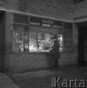 Listopad 1963, Warszawa, Polska.
Mężczyzna przy kiosku Ruchu.
Fot. Jarosław Tarań, zbiory Ośrodka KARTA [63-164]

