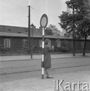 22.05.1963, Warszawa, Polska.
Kobieta oparta o znak drogowy na jednej z ulic. 
Fot. Jarosław Tarań, zbiory Ośrodka KARTA [63-124]

