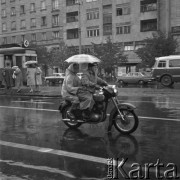 28.08.1963, Warszawa, Polska.
Para na motocyklu pod parasolem.
Fot. Jarosław Tarań, zbiory Ośrodka KARTA [63-123]

