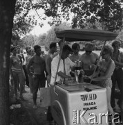 Czerwiec 1968, Warszawa, Polska.
Lato w mieście. Park Skaryszewski (?). Kolejka po oranżadę.
Fot. Jarosław Tarań, zbiory Ośrodka KARTA