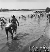 Czerwiec 1968, Warszawa, Polska.
Kąpiel w Wiśle. W tle Most Gdański.
Fot. Jarosław Tarań, zbiory Ośrodka KARTA