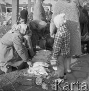 Październik 1963, Warszawa, Polska.
Handel na bazarze przy ul. Pańskiej.
Fot. Jarosław Tarań, zbiory Ośrodka KARTA [63-154]

