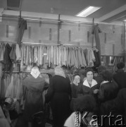 Kwiecień 1963, Warszawa, Polska.
Zakupy w CDT.
Fot. Jarosław Tarań, zbiory Ośrodka KARTA [63-119]

