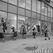 Listopad 1963, Warszawa, Polska.
Kobiety myjące szybę domu towarowego.
Fot. Jarosław Tarań, zbiory Ośrodka KARTA [63-163]

