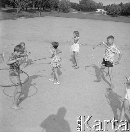 08.09.1963, Warszawa, Polska.
Dzieci bawiące się hula-hop.
Fot. Jarosław Tarań, zbiory Ośrodka KARTA [63-177]

