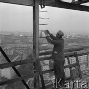 Sierpień 1963, Warszawa, Polska.
Robotnik na budowie Domu Studenckiego 