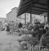13.08.1963, Warszawa, Polska.
Bazarek z kwiatami.
Fot. Jarosław Tarań, zbiory Ośrodka KARTA [63-205]

