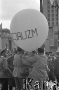 01.05.1963, Warszawa, Polska.
Święto 1 Maja. Uczestnicy pochodu z balonem z napisem 
