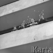 12.04.1964, Warszawa, Polska.
Dzieci puszczające bańki mydlane.
Fot. Jarosław Tarań, zbiory Ośrodka KARTA [64-126]

