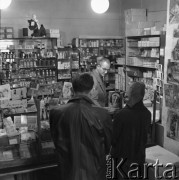Lipiec 1964, Zakopane, Polska.
Wnętrze kiosku 