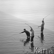 Lipiec 1964, Warszawa, Polska.
Trzej chłopcy łowią ryby w Wiśle.
Fot. Jarosław Tarań, zbiory Ośrodka KARTA [64-02]

