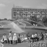 1964, Warszawa, Polska.
Młodzież siedząca przy fontannie.
Fot. Jarosław Tarań, zbiory Ośrodka KARTA [64-01]

