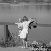 Lipiec 1964, Warszawa, Polska.
Dziewczynka z lalką nad Wisłą.
Fot. Jarosław Tarań, zbiory Ośrodka KARTA [64-02]

