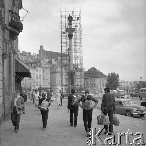 Lipiec 1964, Warszawa, Polska.
Turyści na Placu Zamkowym.
Fot. Jarosław Tarań, zbiory Ośrodka KARTA [64-118]

