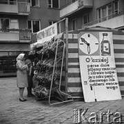 1964, Warszawa, Polska.
Kiosk warzywny.
Fot. Jarosław Tarań, zbiory Ośrodka KARTA [64-96]

