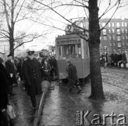 Luty 1964, Warszawa, Polska.
Wypadek tramwajowy. 
Fot. Jarosław Tarań, zbiory Ośrodka KARTA [64-97]

